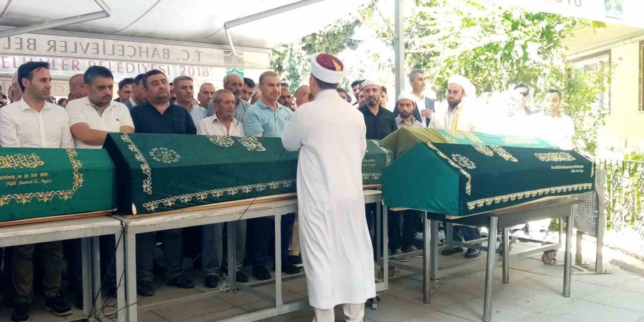 Anne, baba ve kardeşinin tabutuna sarılıp ağladı