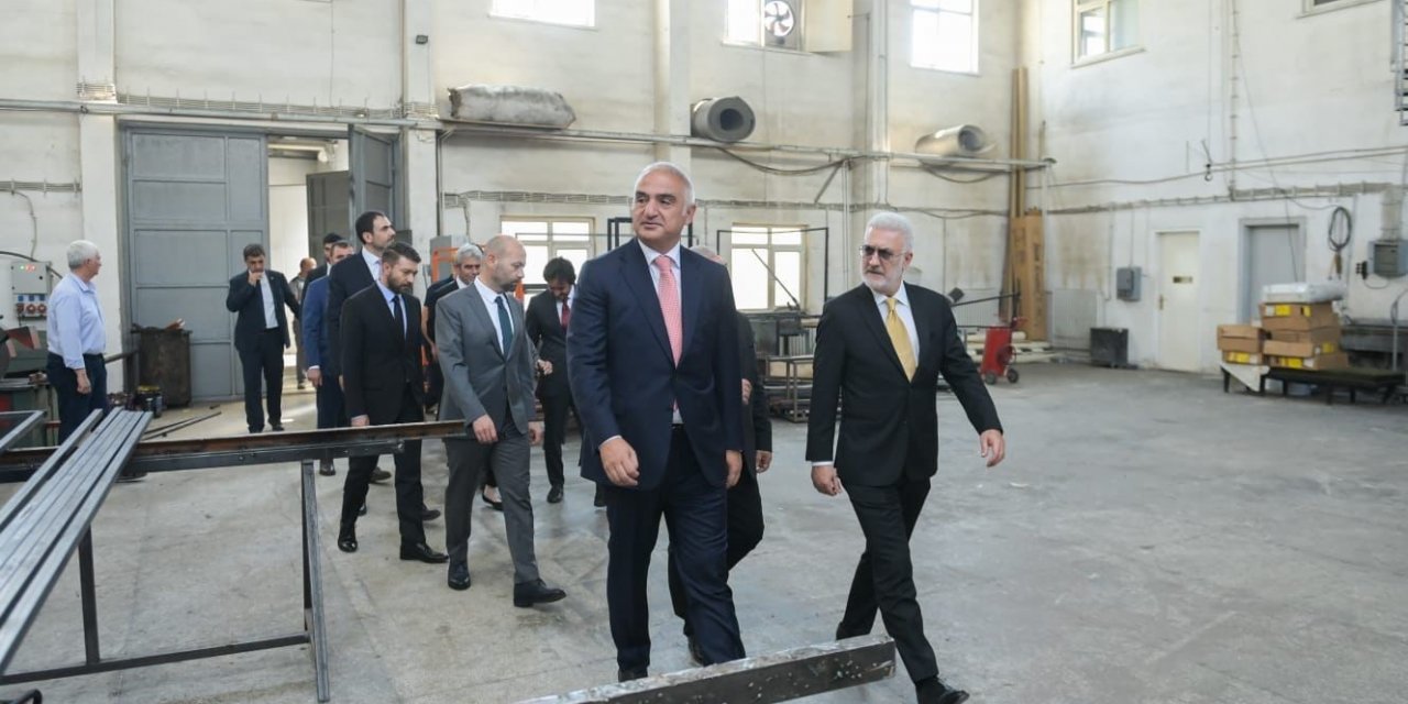 Bakan Ersoy, yeni sezonda Devlet Tiyatroları’nda sahnelenecek temsiller hakkında bilgi aldı