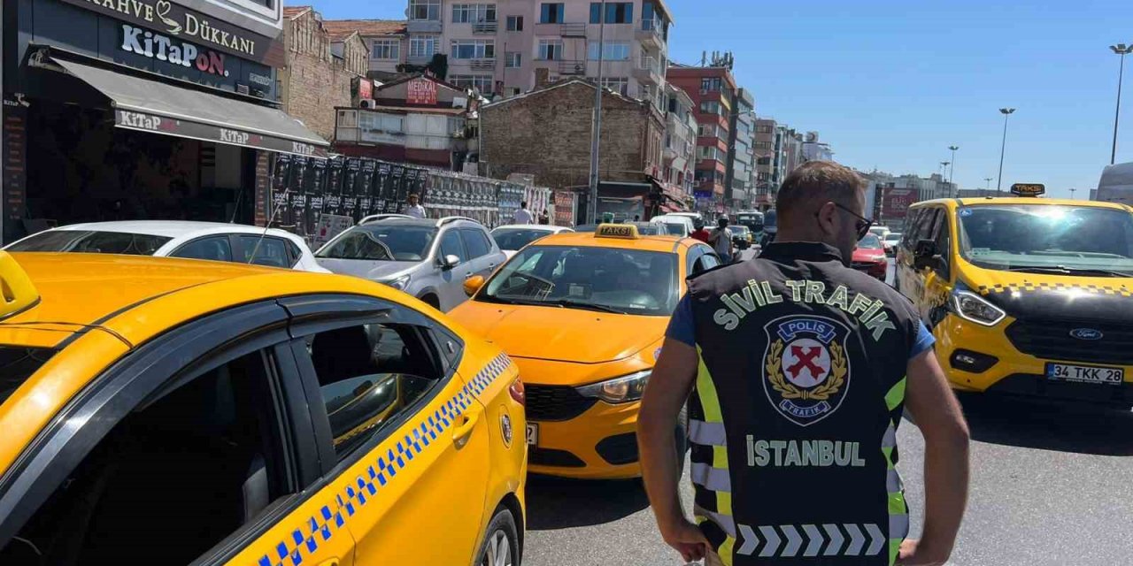 Kadıköy’de emniyet kemeri takmayan taksi şoförlerine ceza yağdı