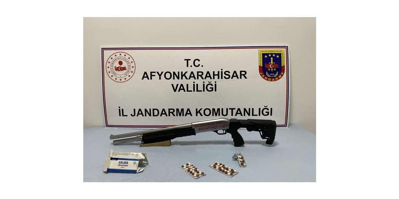 Ruhsatsız tüfek ile havaya ateş ediyordu, yakalandı