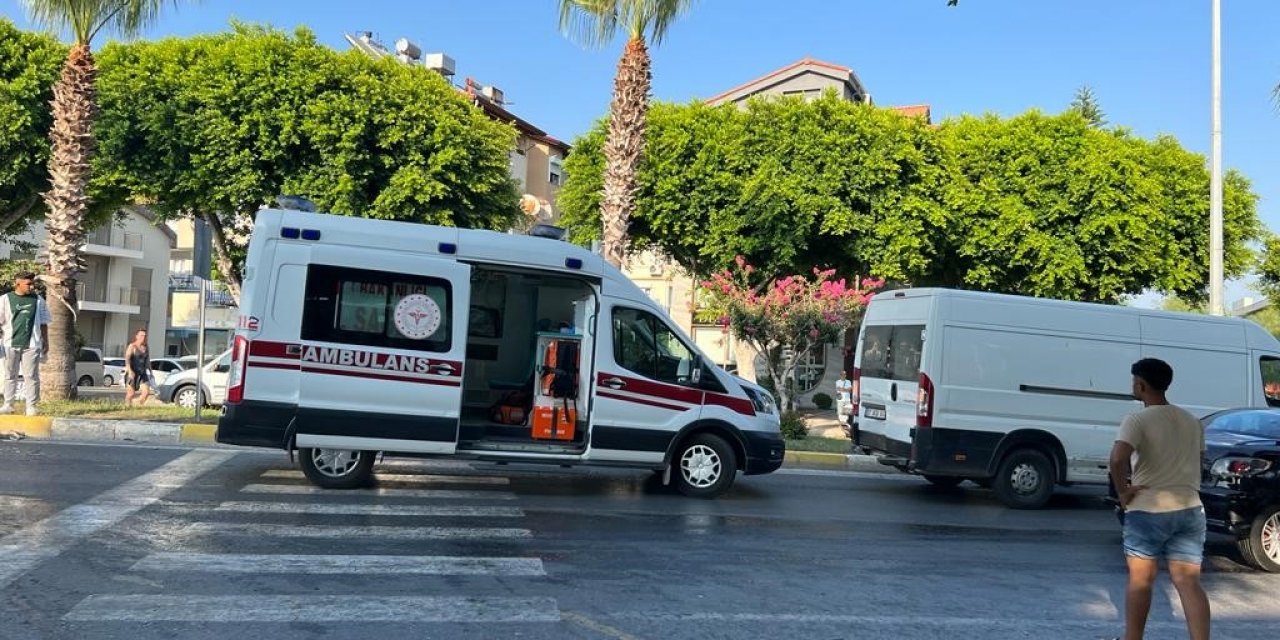 Yayaya yol verdi, kazaya karıştı