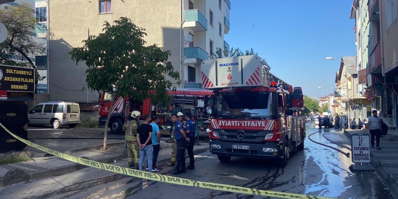 Sultanbeyli’de iki katlı binanın çatısı alev alev yandı