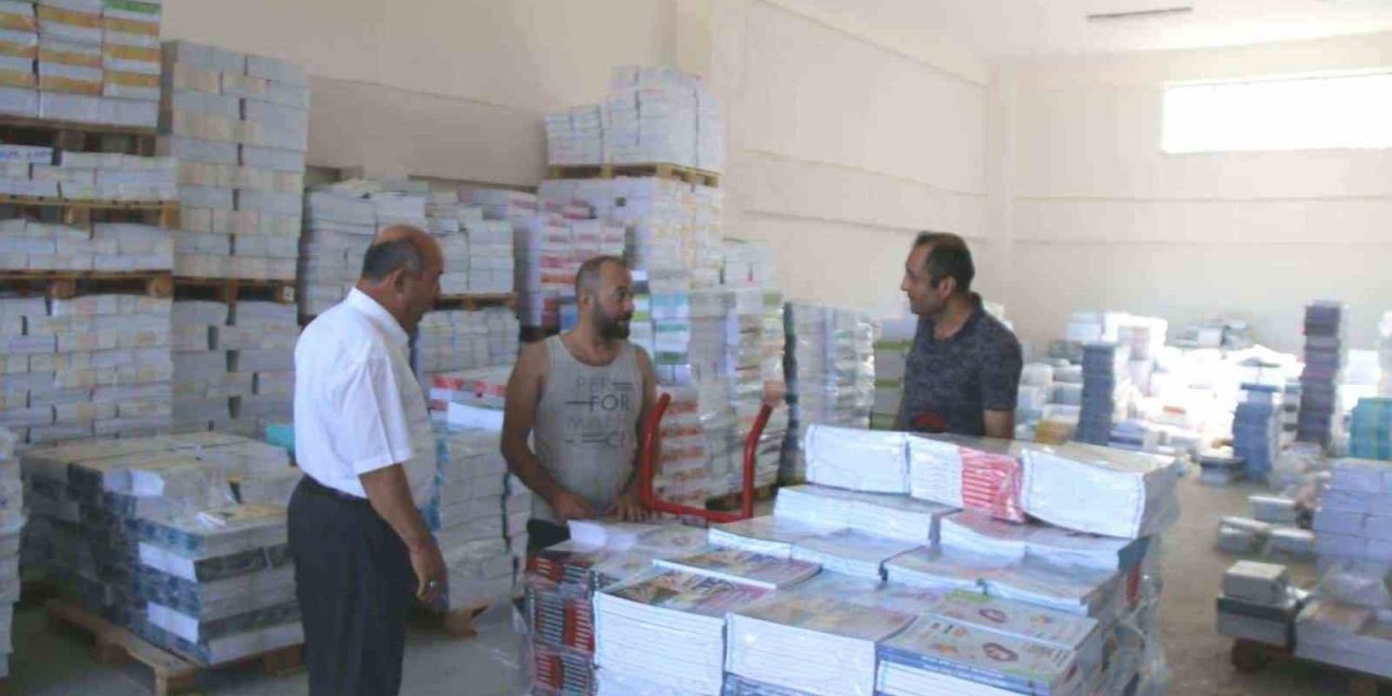 Kütahya’da yeni eğitim öğretim yılı ders kitapları okullara dağıtılmaya başlandı