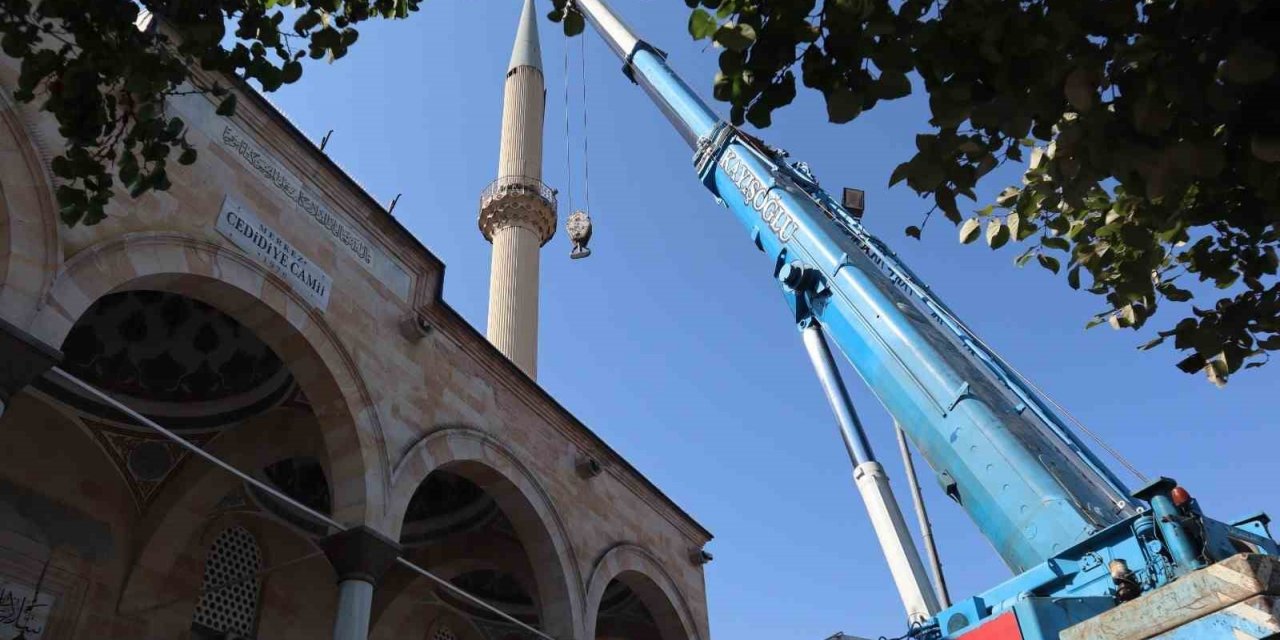 Caminin minare sökümü başlandı