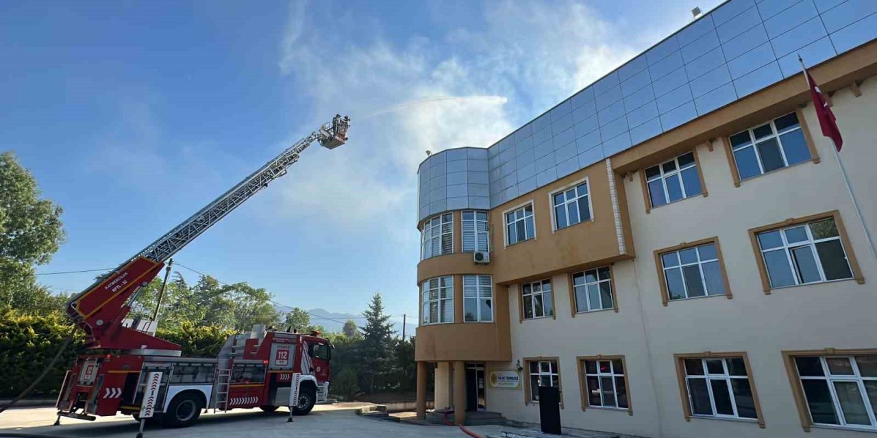 Okulda çıkan yangın korkuttu