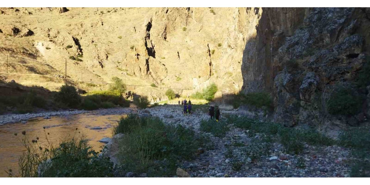 Serinlemek için girdiği sudan cansız bedeni çıkartıldı