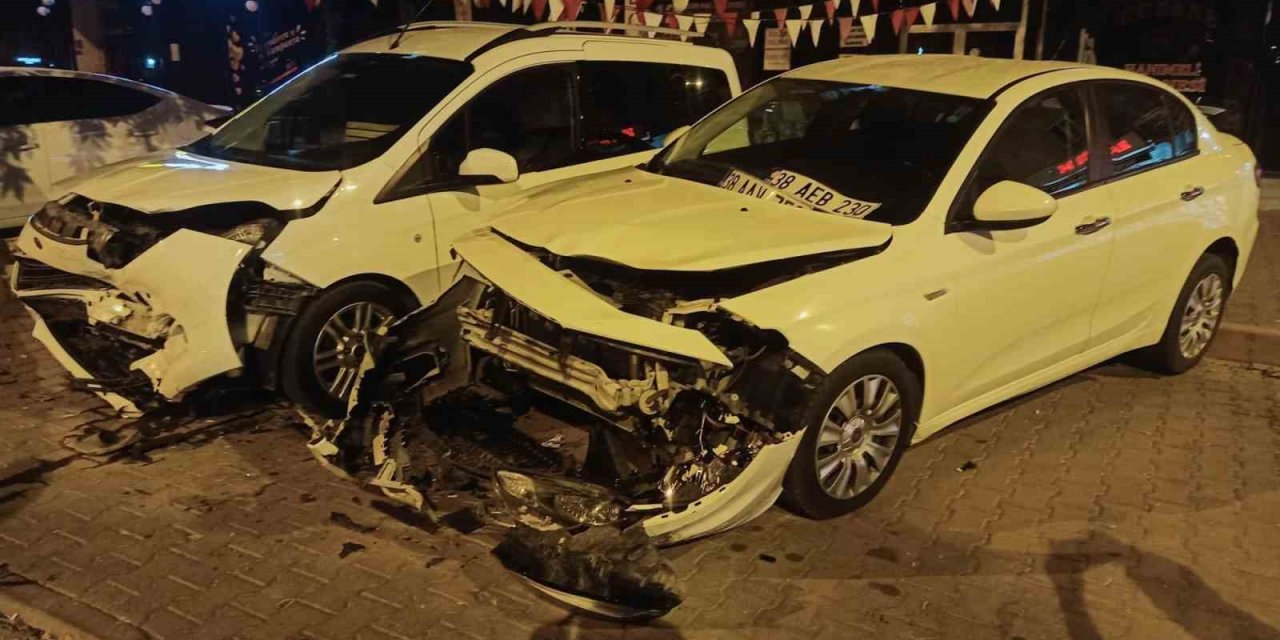 Kontrolden çıkan otomobil, park halindeki otomobillere çarpıp yan yattı