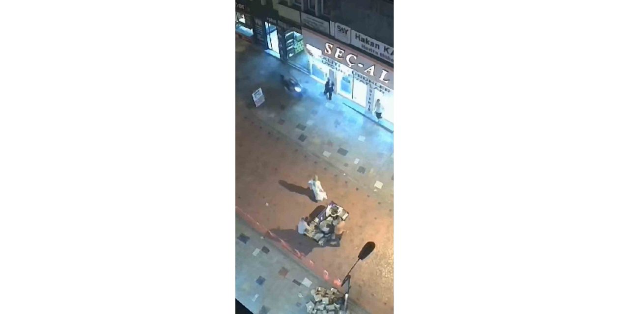 Motosikleti çalan pişkin hırsız güvenlik kamerasında