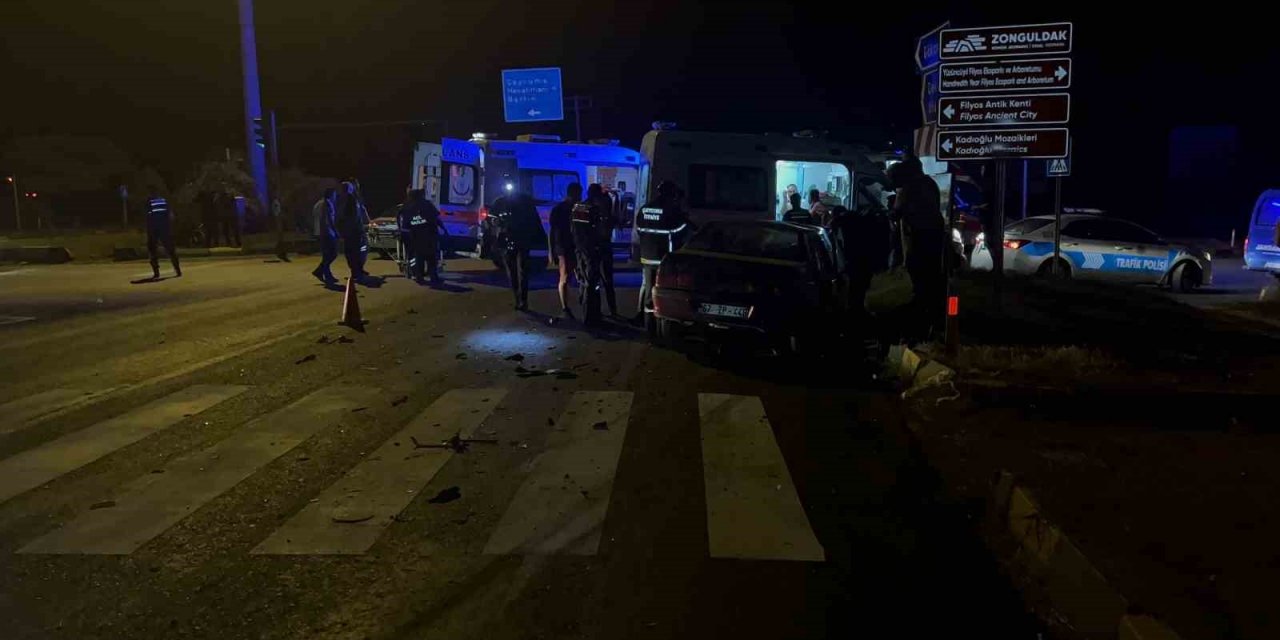 Trafik ışıklarında bekleyen araçlara çarptı: 2 hafif 1 ağır yaralı