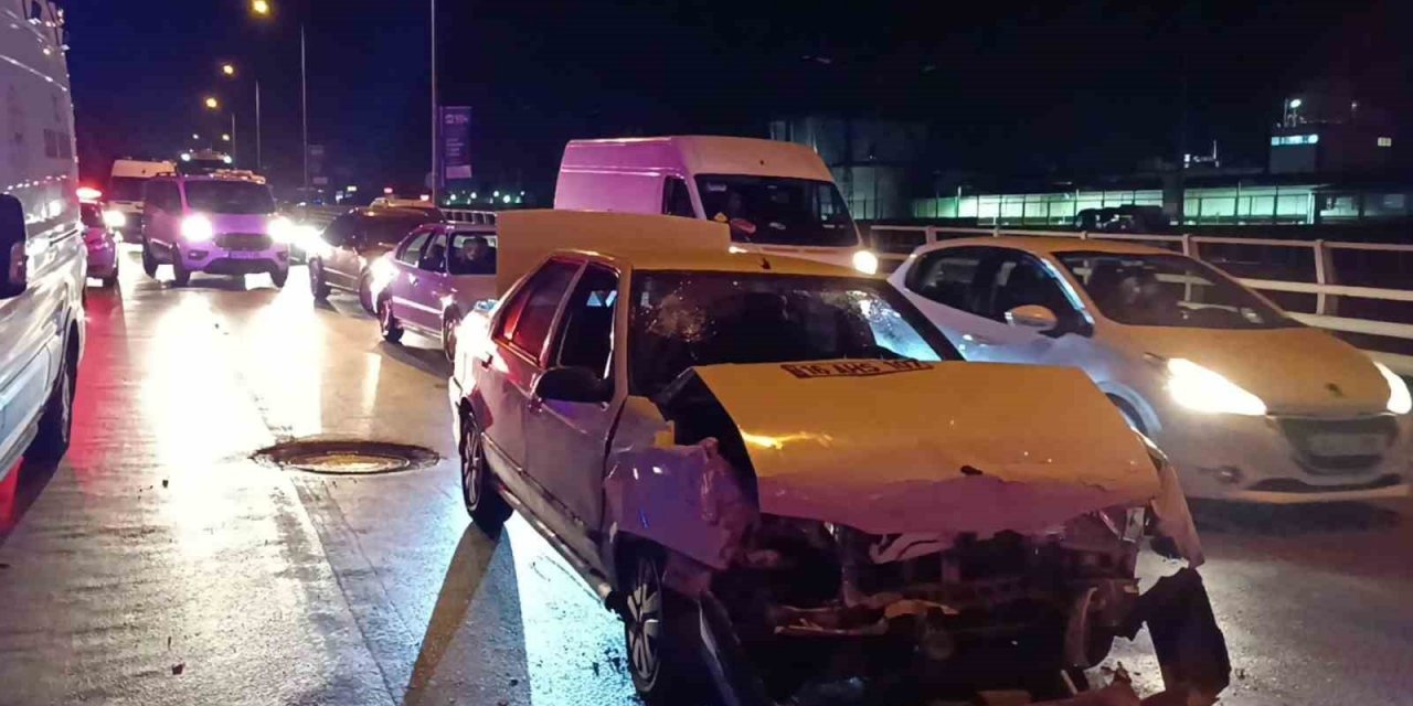 Kocaeli’de otomobil, kırmızı ışıkta duran araca çarptı: 1 yaralı