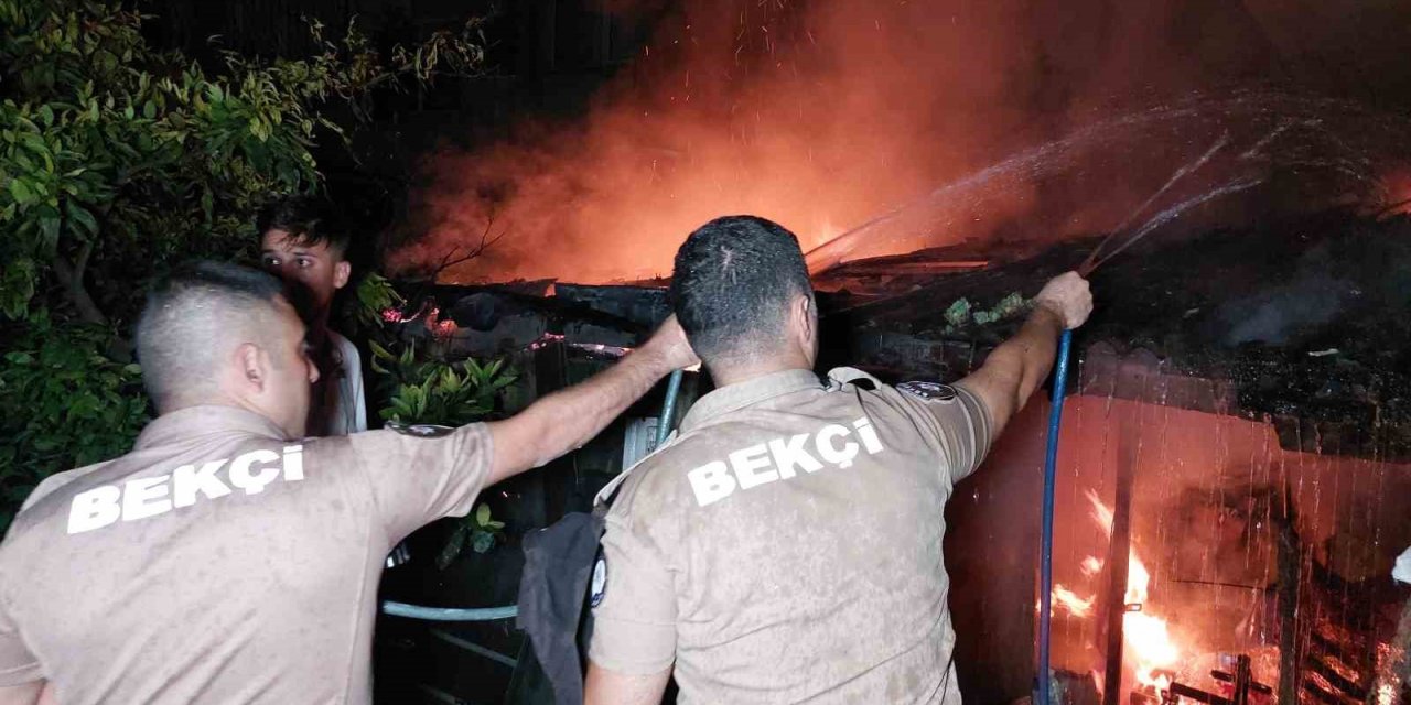 Baraka alevlere teslim oldu: Bekçiler hortumla su tuttu