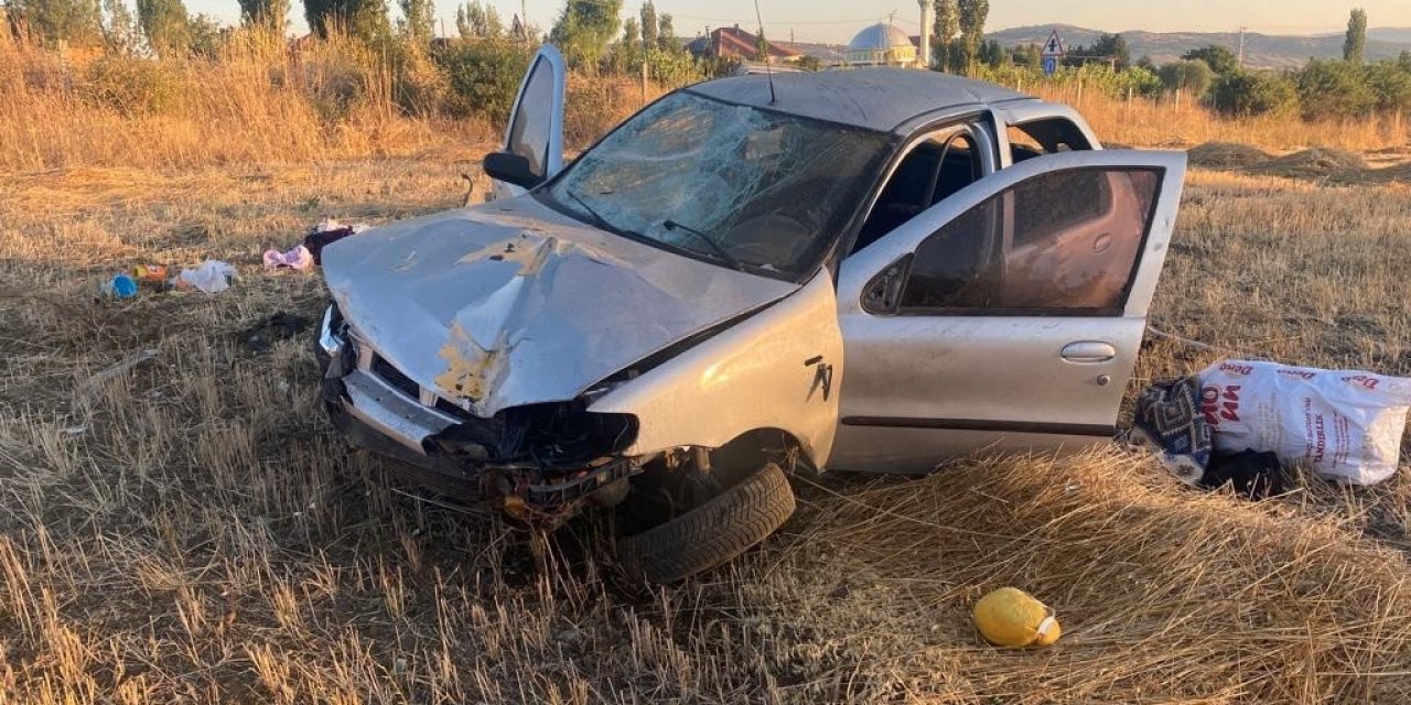 Yozgat’ta kontrolden çıkan otomobil tarlaya devrildi: 2 yaralı