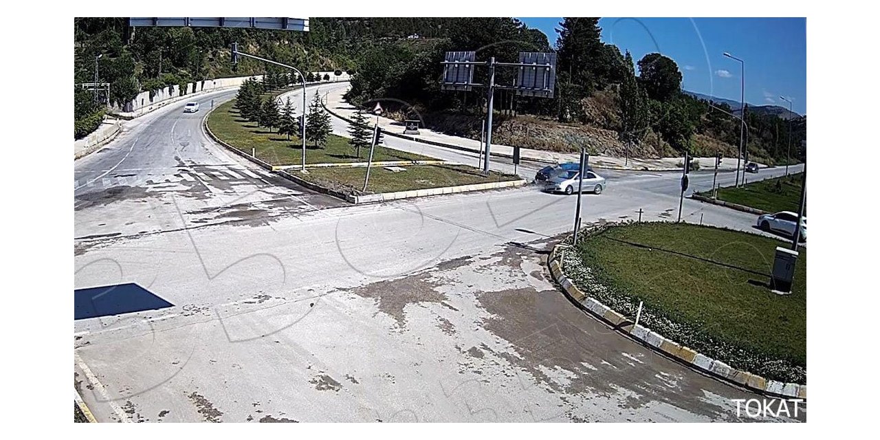 Tokat’ta döner kavşaktaki trafik kazaları kameralara yansıdı