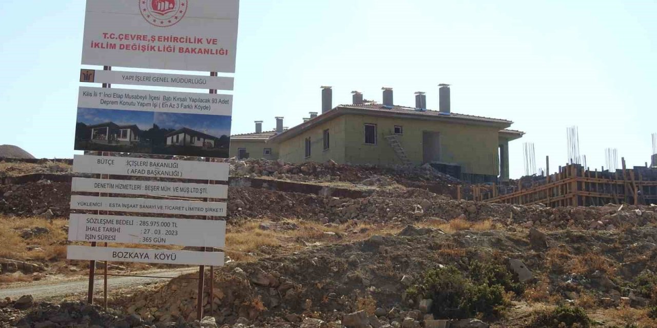 Depremzedeler için yapılan köy evlerinin inşası devam ediyor