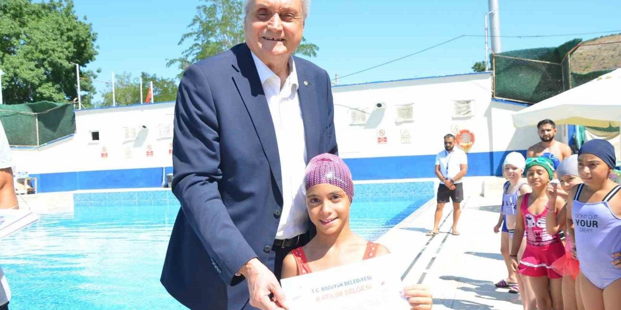 Minik yüzücüler katılım belgelerini Başkan Bakkalcıoğlu’nun elinden aldı