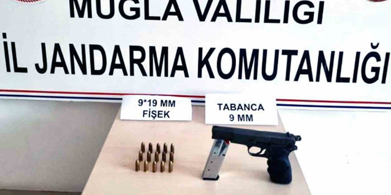 Jandarmayı görünce araçtan inerek tabancayı araziye atı