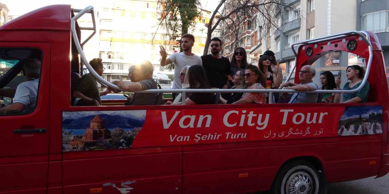 İranlı turistlere üstü açık minibüsle şehir turu