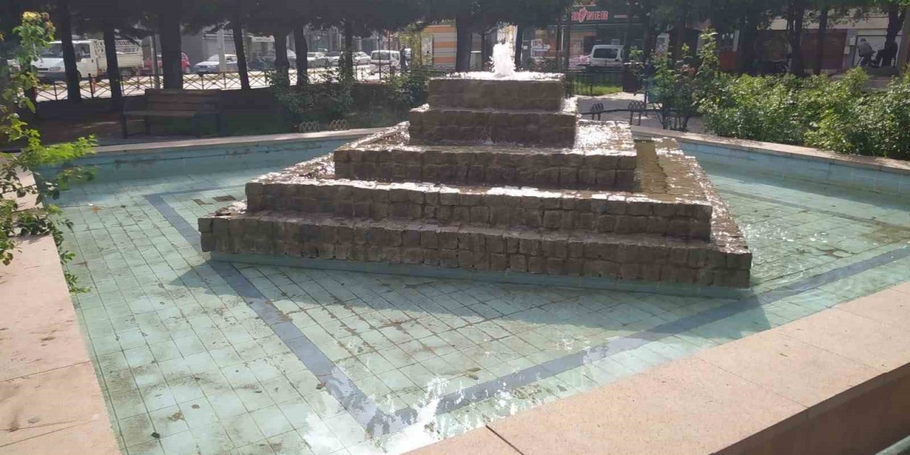 Azerbaycan Dostluk ve Kardeşlik parkına bakım ve süs havuzu onarı yapıldı