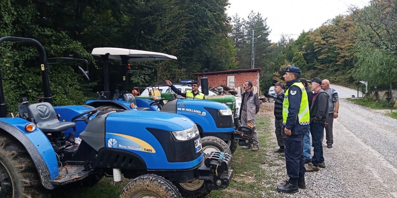 Jandarmadan traktör sürücülerine reflektör desteği
