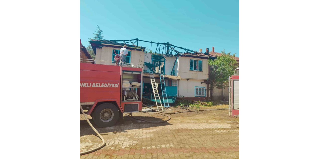 Çatıda çıkan yangın sonrası ev kullanılamaz hale geldi