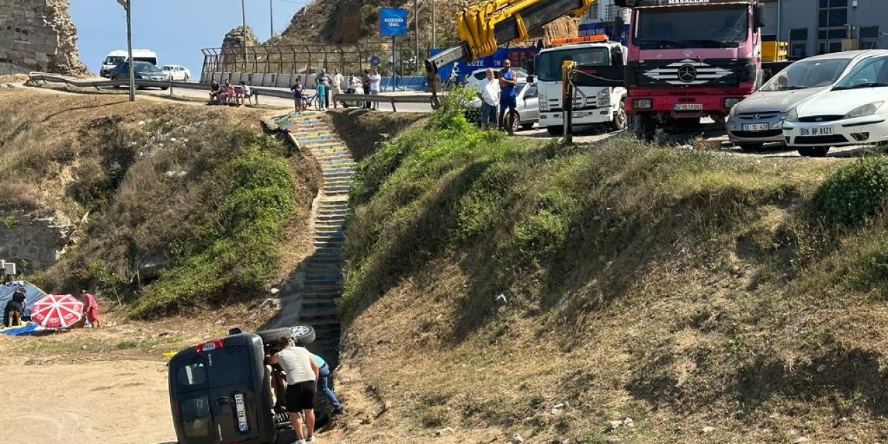 El frenini çekmeyi unuttu, aracı yokuş aşağı düşerek ters döndü