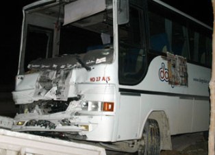 Servis minibüsleri çarpıştı: 13 yaralı