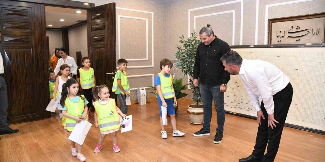 Pursaklar Belediye Başkanı Çetin, vatandaşları belediye binasında ağırlıyor