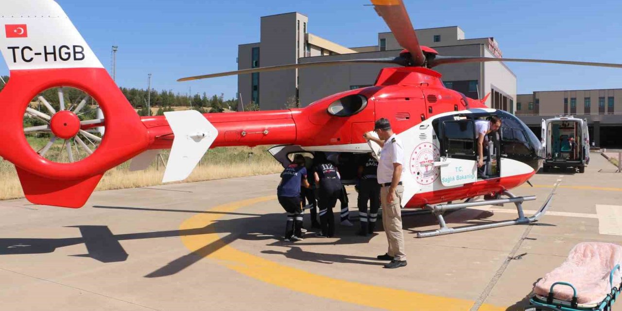 Ambulans helikopter, Lice’de kalp krizi geçiren 93 yaşındaki hasta için havalandı