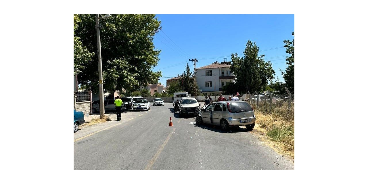 İki aracın karıştığı kazada: 6 kişi yaralandı