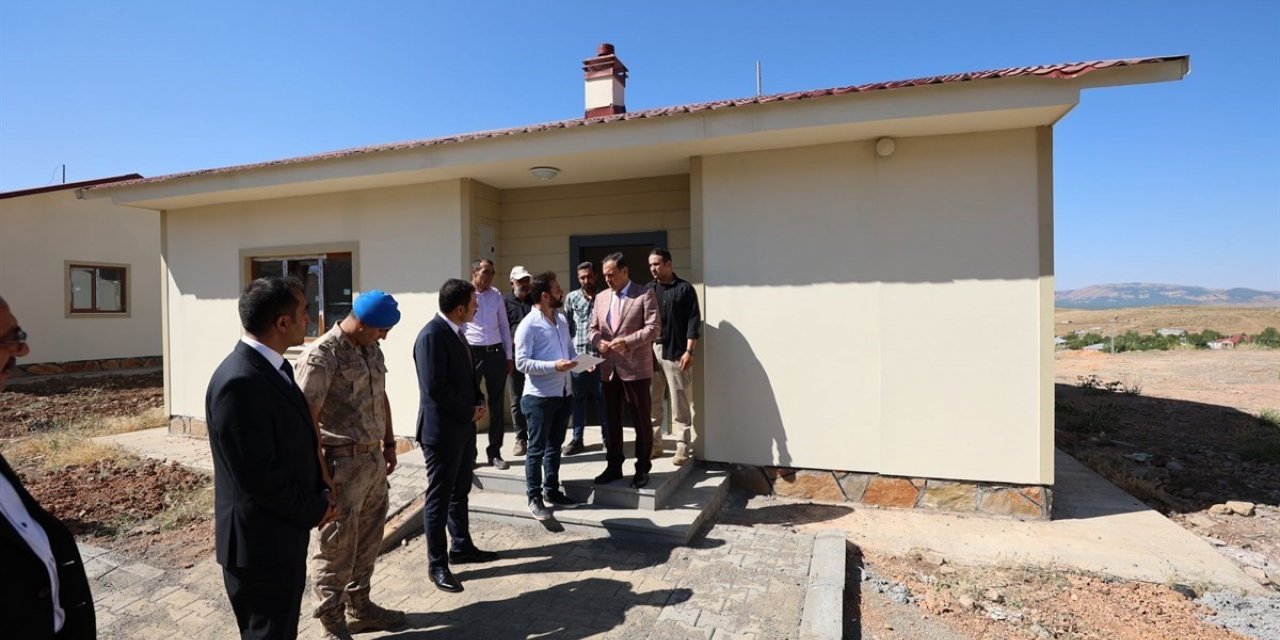 Vali Usta, Karlıova’daki deprem konutlarını inceledi