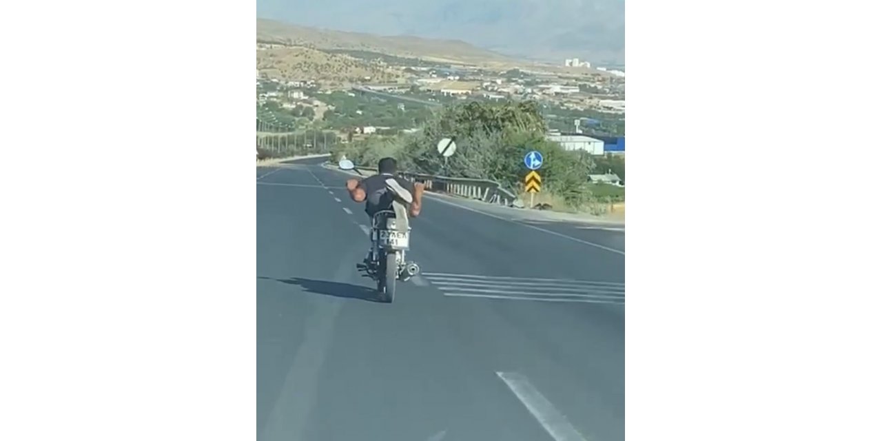 Canını hiçe saydı, motosikleti yatarak sürdü: O anlar kamerada