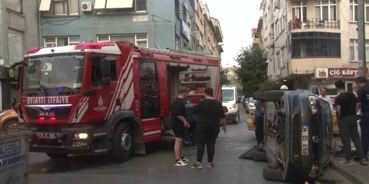 Kadıköy’de iki araç böyle çarpıştı: 1 yaralı