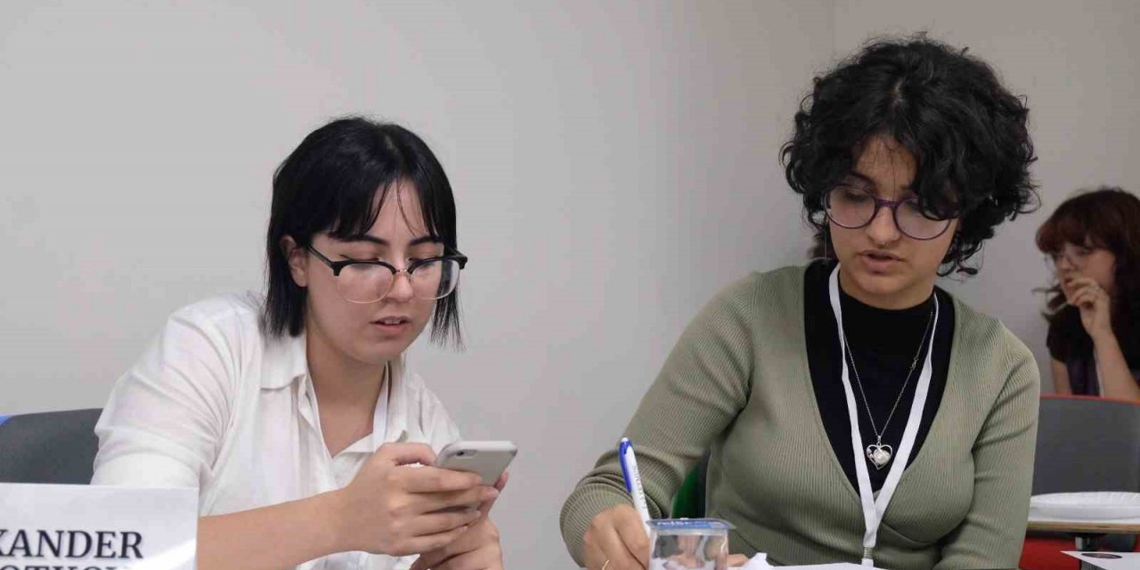 Gökkuşağı Koleji Ataşehir Şubesi öğrencilerinin SKYMUN 2023 başarısı