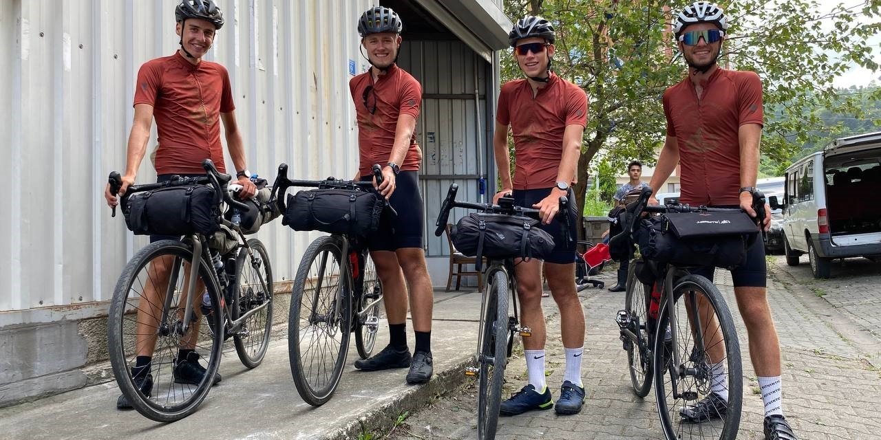 Dünya turuna çıkan Danimarkalı 4 bisikletçi Hopa’da mola verdi