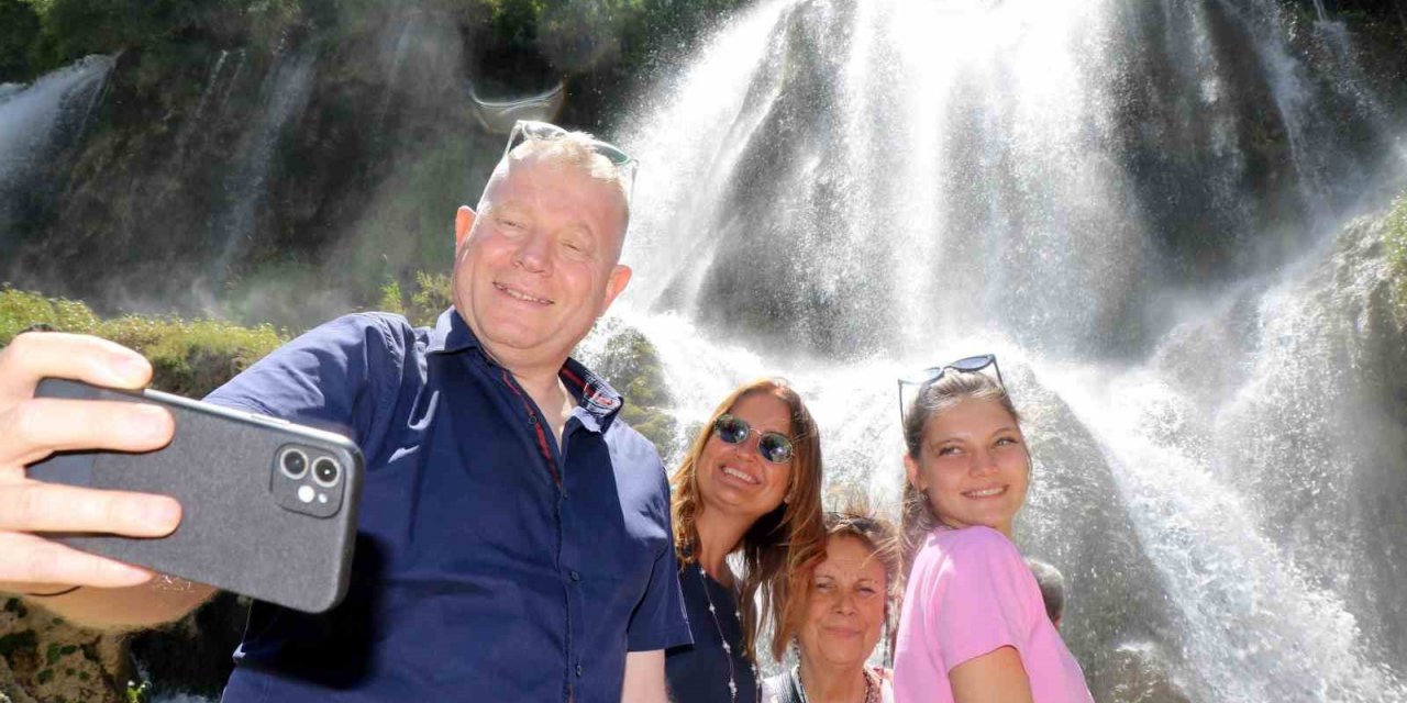 Sıcaktan kaçan Girlevik Şelalesinde serinliyor