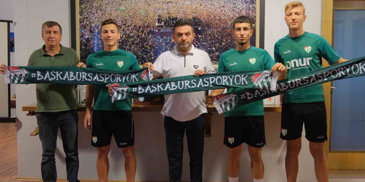 Bursaspor, 3 futbolcuyla profesyonel sözleşme imzaladı