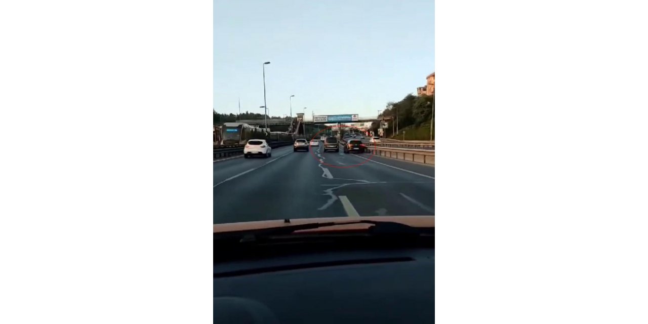 Sürücülerin trafikte inatlaşması kamerada