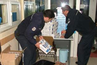 700 paket kaçak sigara ele geçirildi
