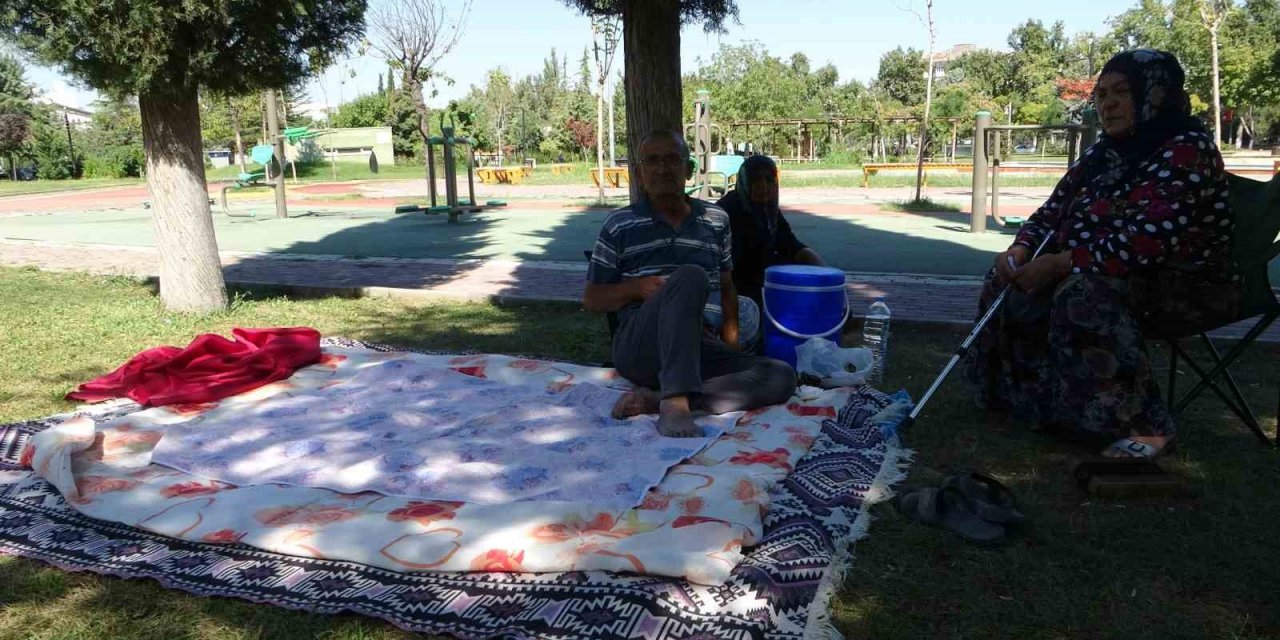 Depreme uykuda yakalanan Malatyalılar parklara akın etti