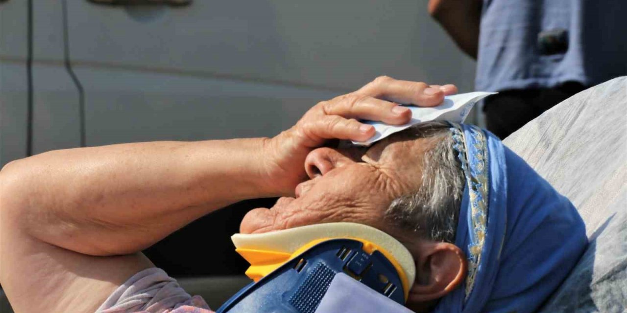 Servis minibüsü yolcu almak için duran halk otobüsüne arkadan çarptı: 4 yaralı