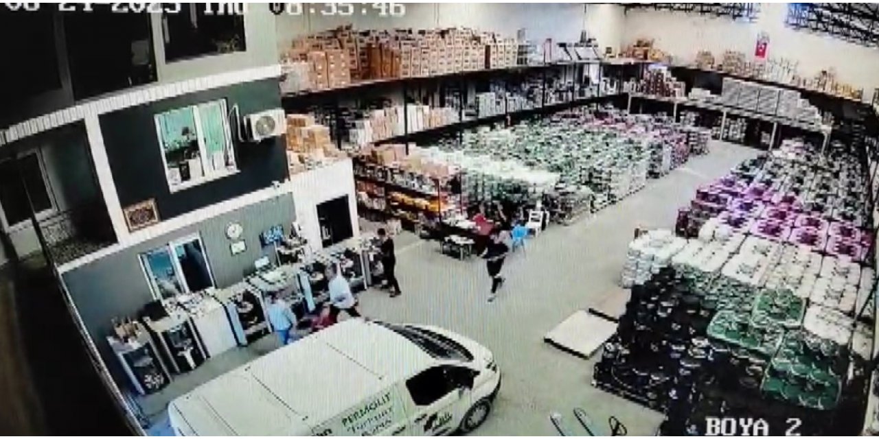 Deprem anında yaşananlar güvenlik kameralarına yansıdı