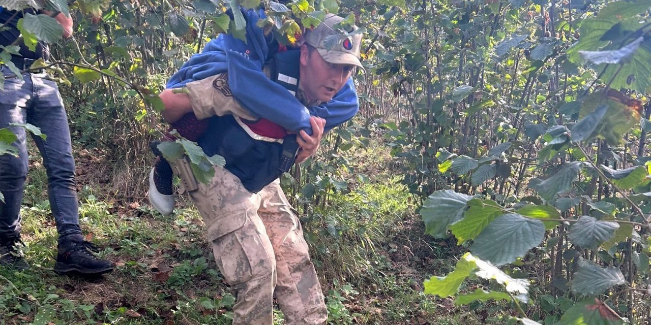 Kayıp yaşlı kadın sağ bulundu: Jandarma kadını sırtında taşıdı