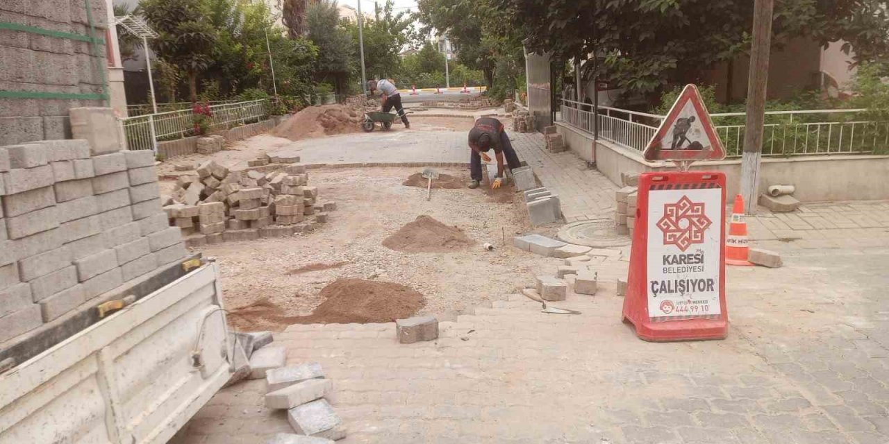 Karesi’de yollar parke taşı örülüyor