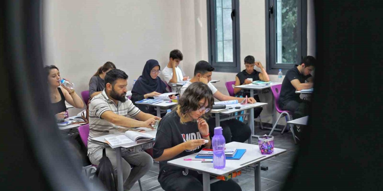 Kayapınar Belediyesi’nin eğitim kursularına katılan 557 öğrenci üniversiteye yerleşti