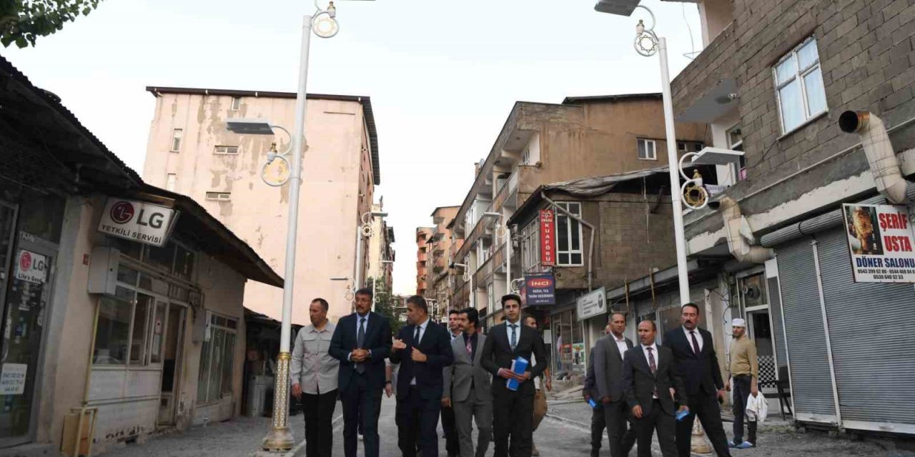 Hakkari Valisi Çelik, sanat sokağı çalışmalarını denetledi