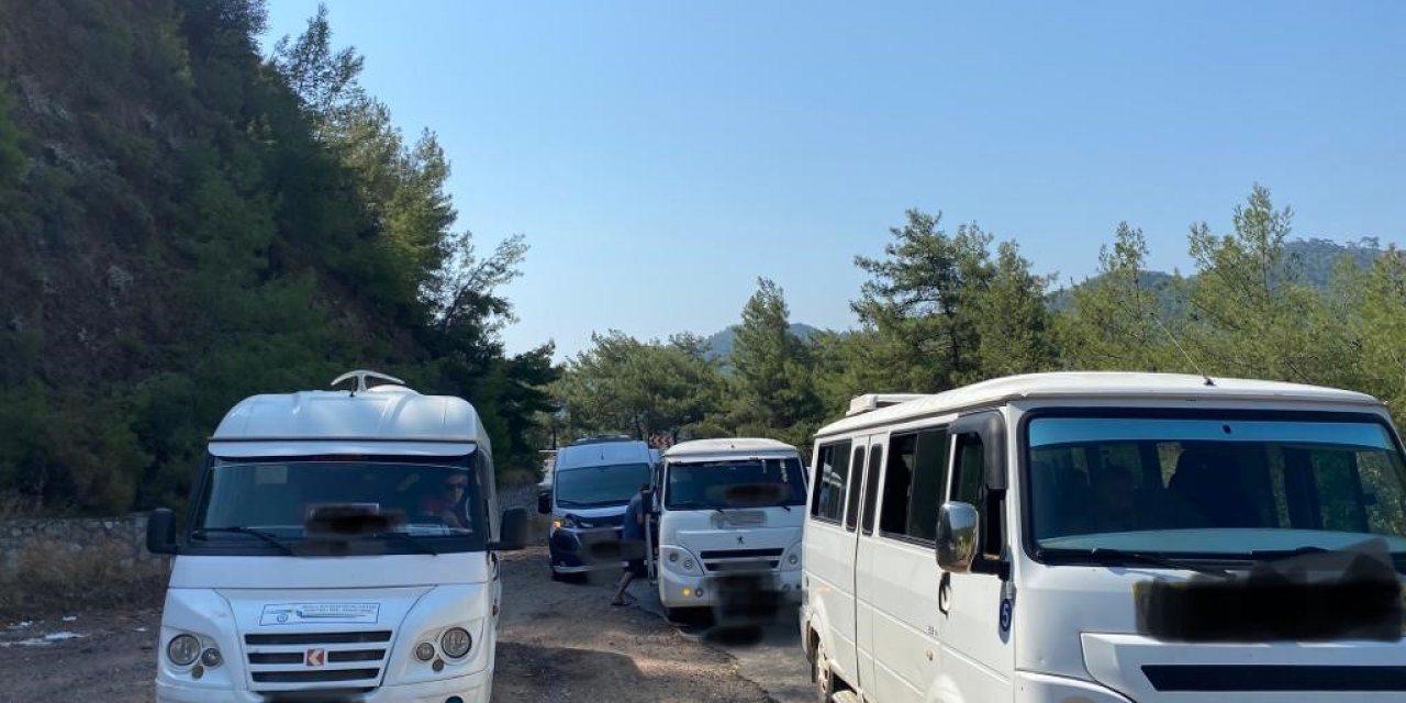 Marmaris’te tur minibüslerine yapılan denetimde bir sürücü alkollü çıktı