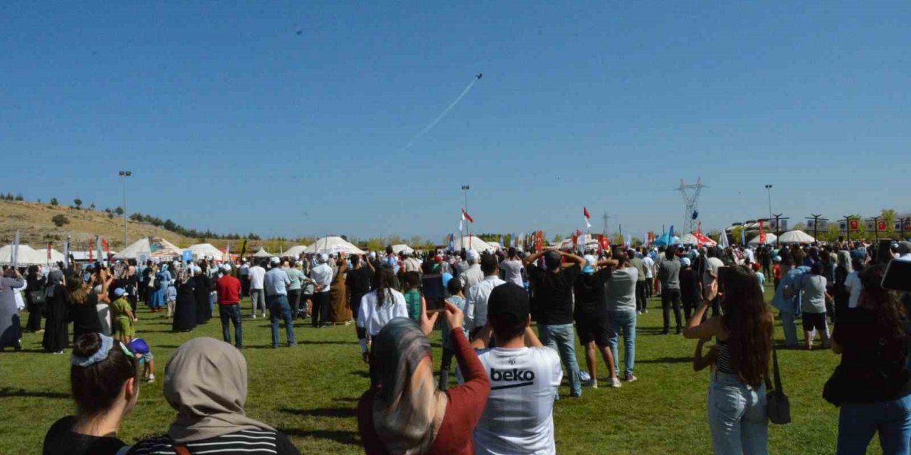 Siirt Belediyesi’nin tanıtım çadırı ve yöresel ürün stantları Ahlat’ta ilgi gördü
