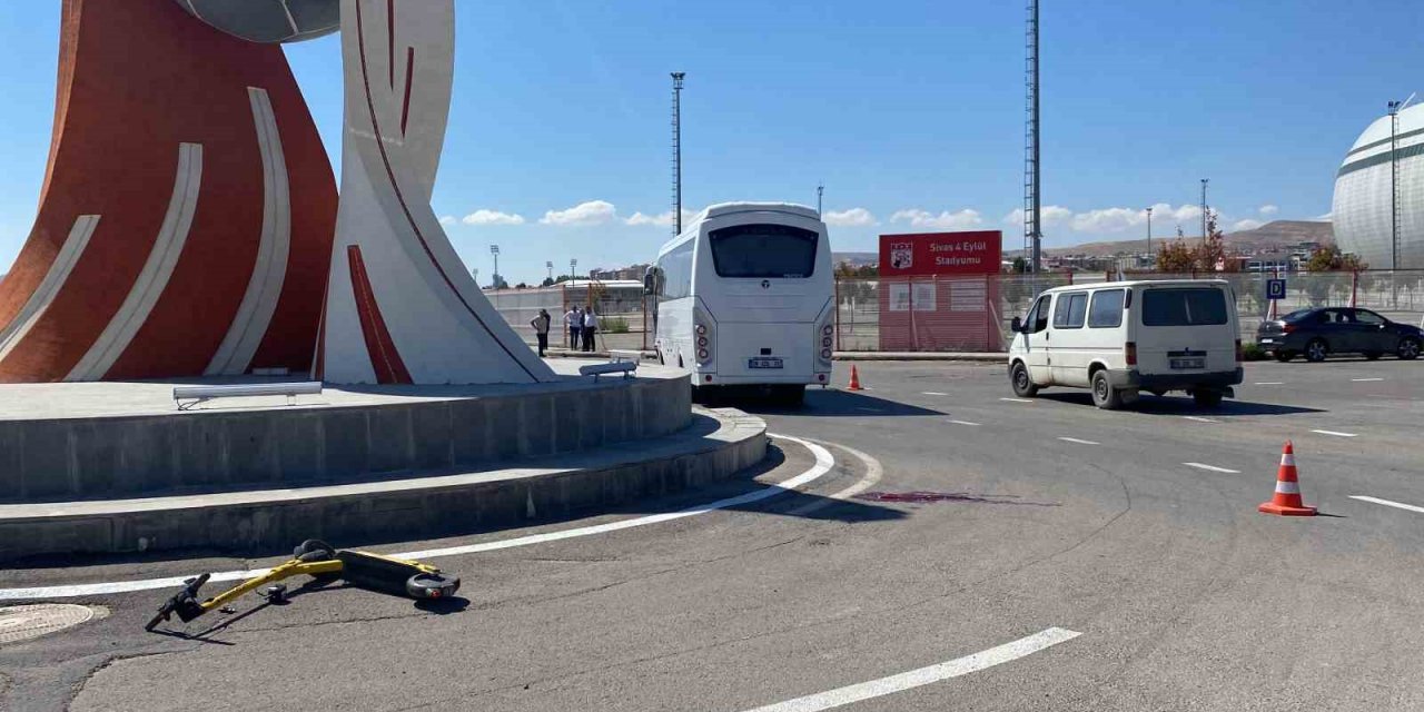 Sivas’ta scooter’lu çocuk ile minibüs çarpıştı: 1 ölü