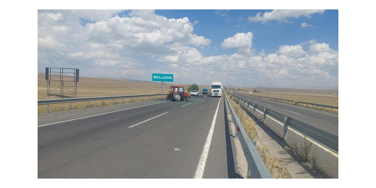 Kars’ta yolcu otobüsü traktöre çarptı: 2 yaralı