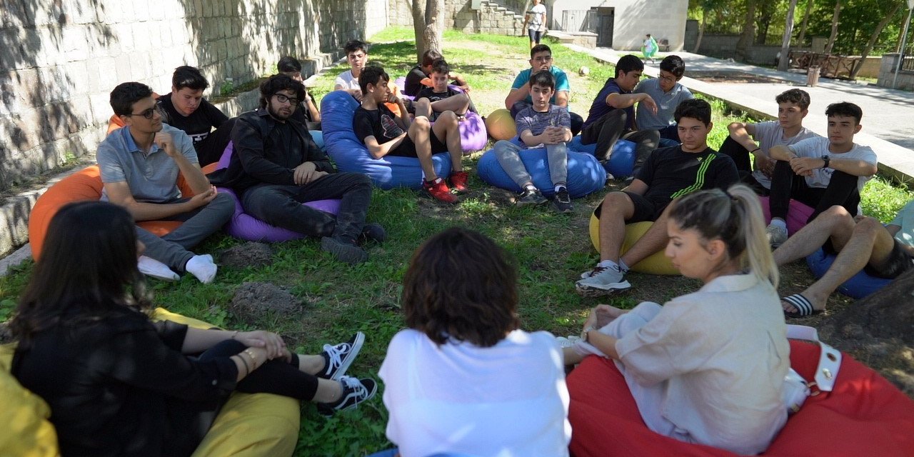 Öğrenciler tarihi okulda İngilizce öğreniyor